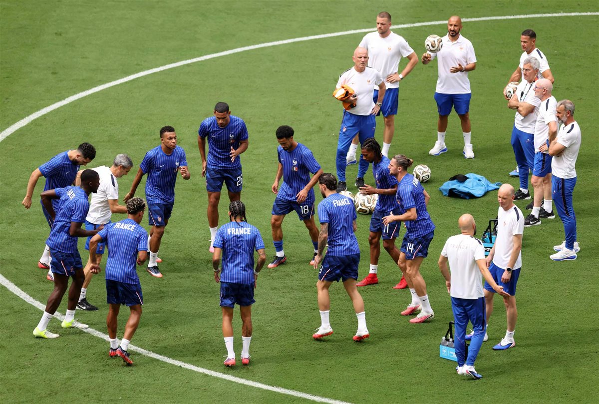 إنجلترا تحرز الهدف الأول في شباك فرنسا بعد مرور 3 دقائق في كأس العالم 2026 (فيديو) 3 إنجلترا تحرز الهدف الأول في شباك فرنسا بعد مرور 3 دقائق في كأس العالم 2026 (فيديو)