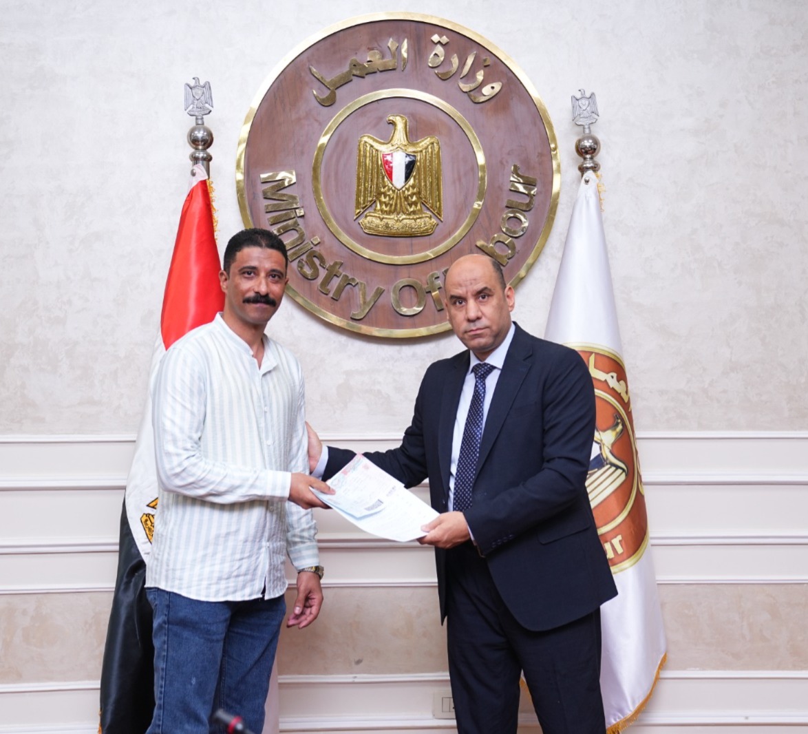 فرص عمل آمنة بالخارج، وزير العمل يراجع العقود بنفسه ويطمئن على حقوق العاملين 2 فرص عمل آمنة بالخارج، وزير العمل يراجع العقود بنفسه ويطمئن على حقوق العاملين