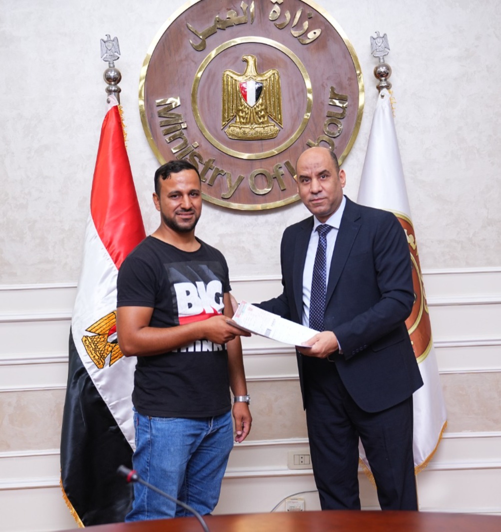 فرص عمل آمنة بالخارج، وزير العمل يراجع العقود بنفسه ويطمئن على حقوق العاملين 1 فرص عمل آمنة بالخارج، وزير العمل يراجع العقود بنفسه ويطمئن على حقوق العاملين