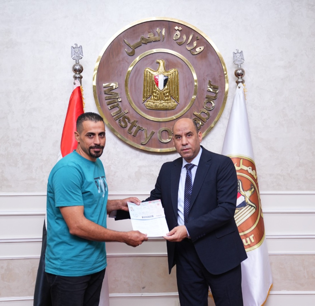فرص عمل آمنة بالخارج، وزير العمل يراجع العقود بنفسه ويطمئن على حقوق العاملين 3 فرص عمل آمنة بالخارج، وزير العمل يراجع العقود بنفسه ويطمئن على حقوق العاملين