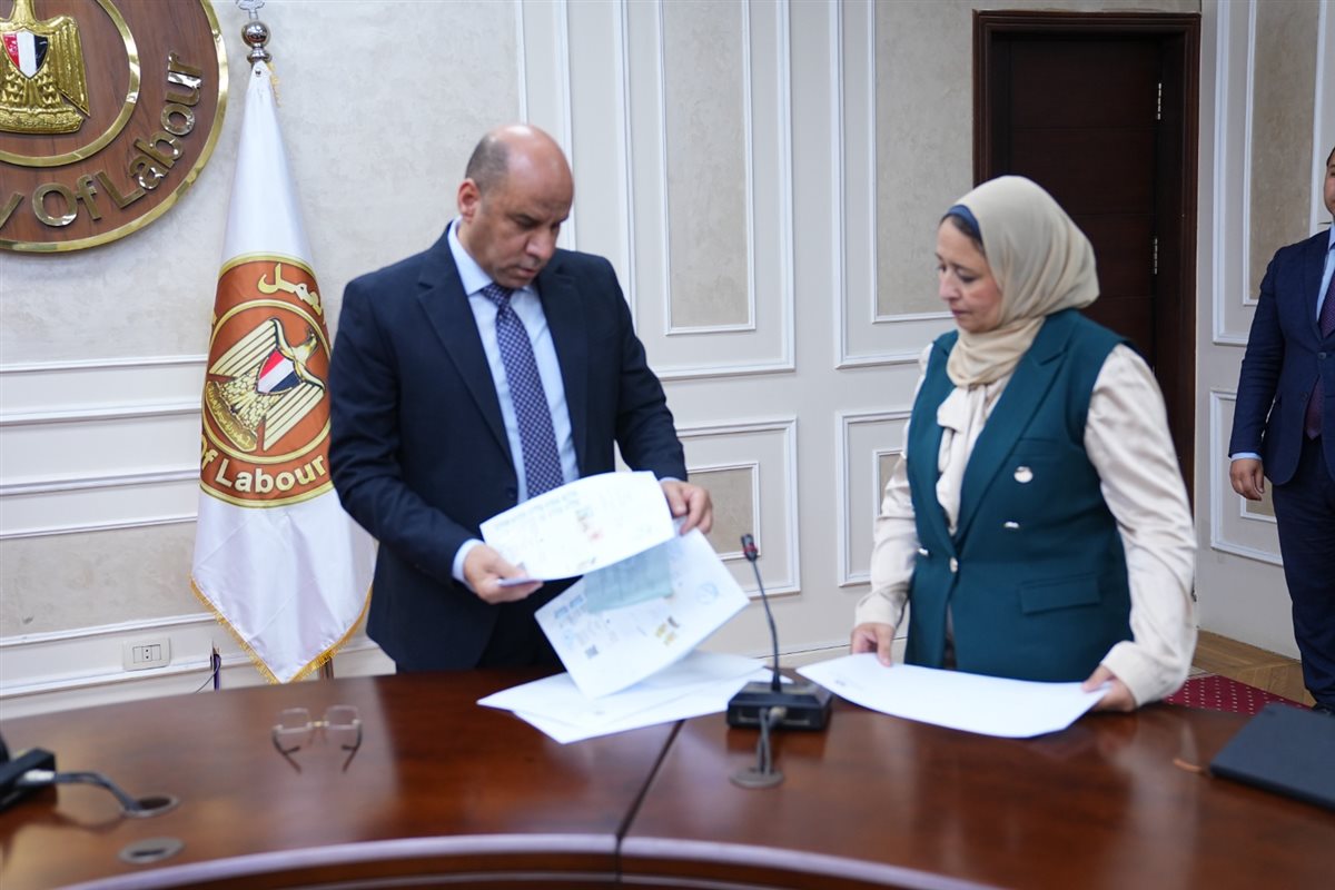 فرص عمل آمنة بالخارج، وزير العمل يراجع العقود بنفسه ويطمئن على حقوق العاملين 4 فرص عمل آمنة بالخارج، وزير العمل يراجع العقود بنفسه ويطمئن على حقوق العاملين