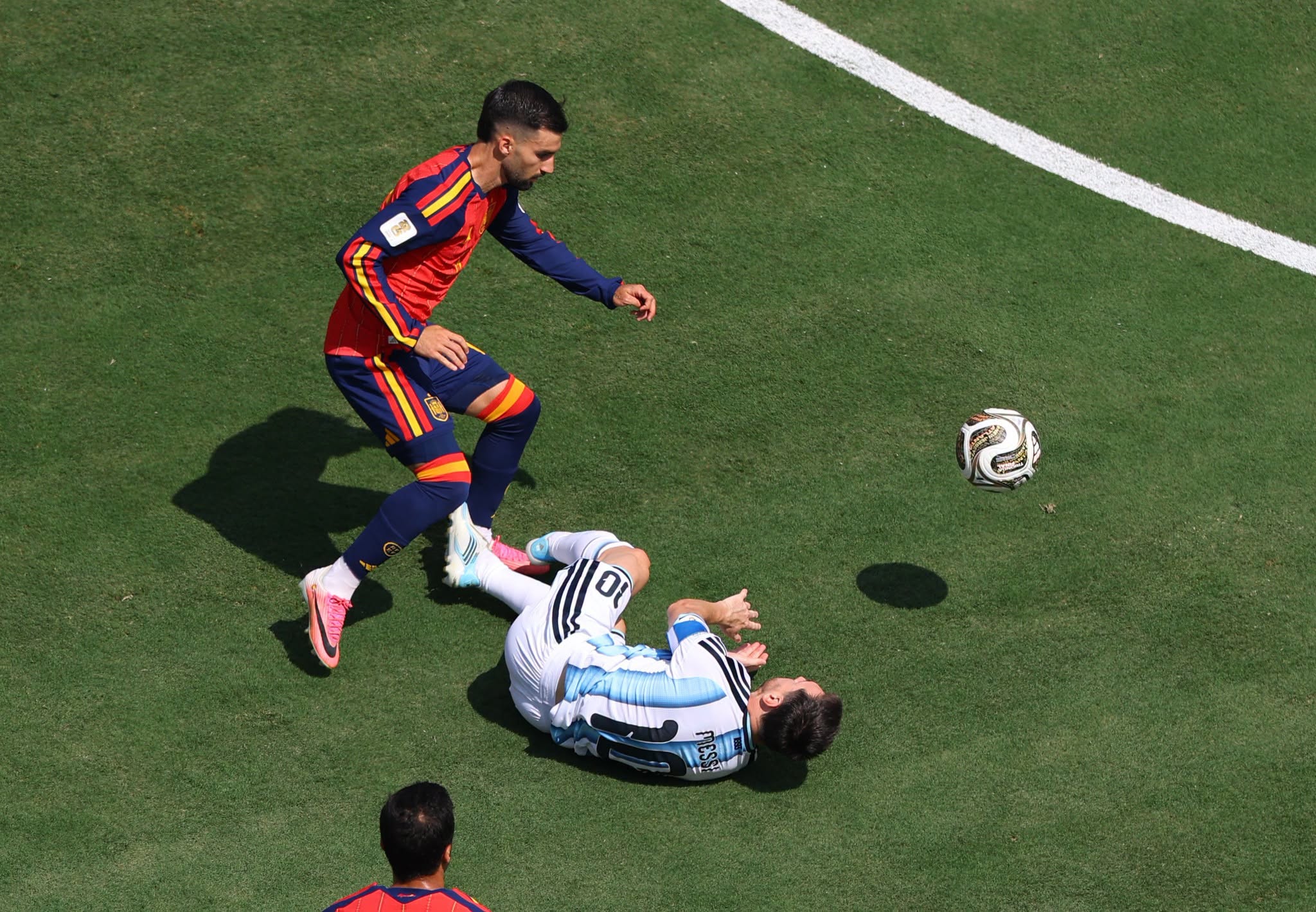 شجار عنيف بين لاعبي الأرجنتين وإسبانيا بعد نهائي كأس العالم (فيديو) 2 قد تكون صورة كرة قدم، وكرة قدم وتحتوي على النص 'D'