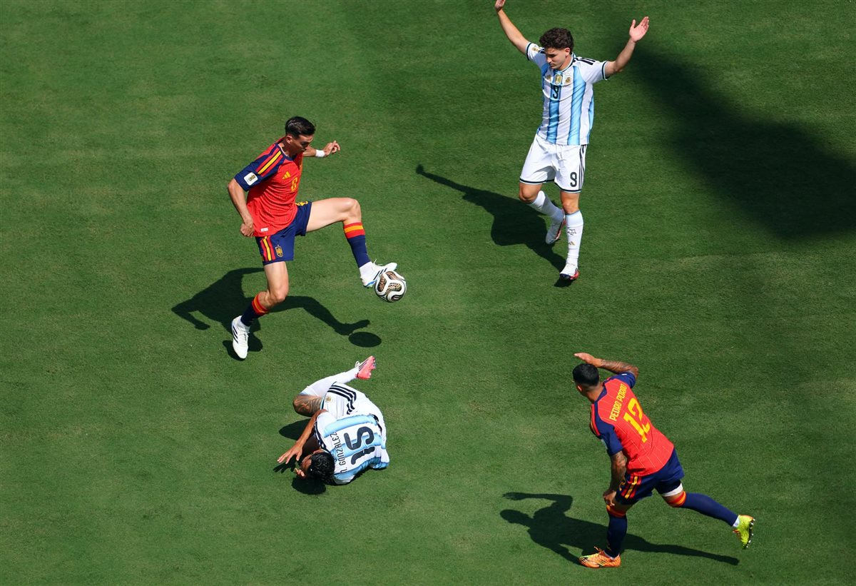 شجار عنيف بين لاعبي الأرجنتين وإسبانيا بعد نهائي كأس العالم (فيديو) 4 شجار عنيف بين لاعبي الأرجنتين وإسبانيا بعد نهائي كأس العالم (فيديو)