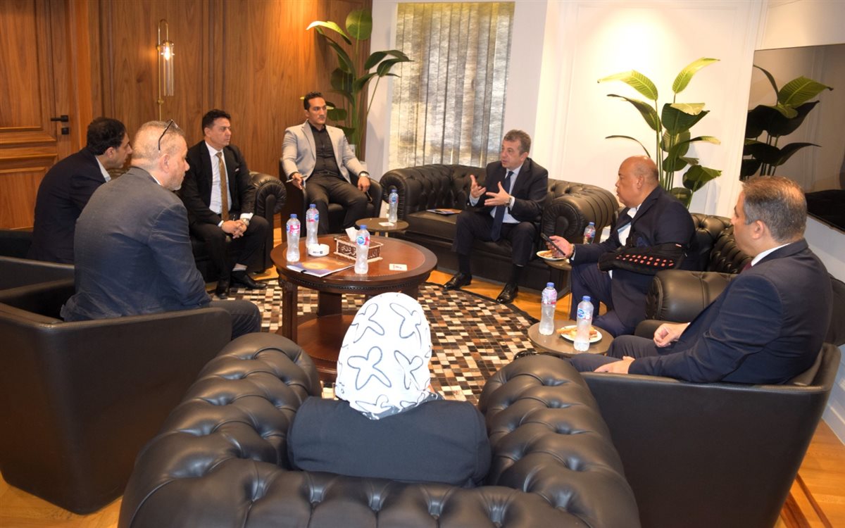 رئيس غرفة القاهرة يبحث مع سفير أرمينيا زيادة التبادل الاستثماري والتجاري بين البلدين 1 أيمن العشري خلال استقبال سفير أرمينيا، مصر24
