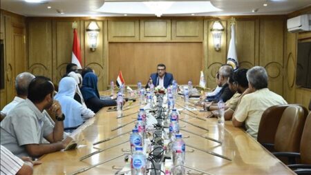 «الببلاوى» يعقد اجتماعًا مع قيادات مستشفى قنا العام لوضع خطة عاجلة للارتقاء بالخدمات الصحية
