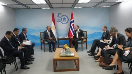 وزير الخارجية يلتقي نظيره النرويجي لبحث سبل تعزيز العلاقات الثنائية والتشاور بشأن التطورات الإقليمية