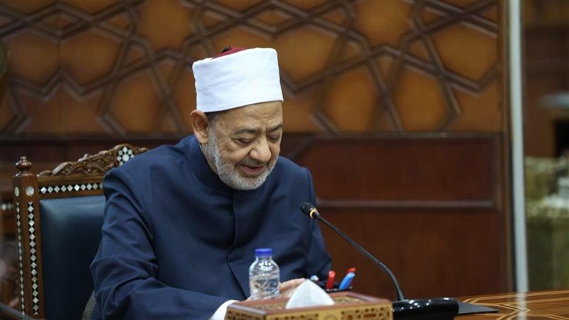 شيخ الأزهر يهنئ أوائل الشهادة الثانوية الأزهرية هاتفيًّا، ويؤكد: وطنكم يعقد عليكم الآمال