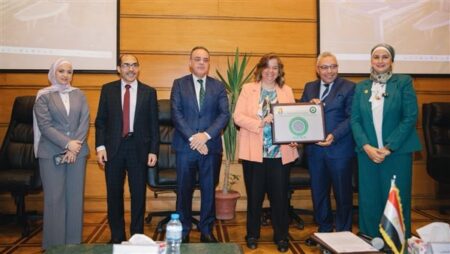 الرئيس التنفيذي لصندوق الإسكان الاجتماعي تتسلم شهادة تقييم الإسكان الأخضر المنفذ ضمن المبادرة الرئاسية "سكن لكل المصريين" بحدائق العاصمة