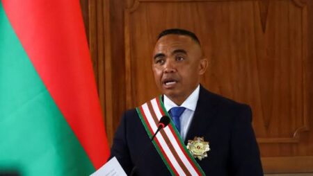 رئيس مدغشقر يصل مدينة العلمين للقاء السيسي