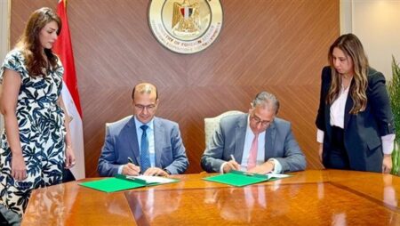 بروتوكول تعاون بين "التنمية المحلية والبيئة" و"الخارجية" لتنفيذ برامج للتنمية المجتمعية والتدريب الحرفي