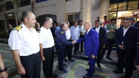 وزير النقل لأبطال ميناء دمياط: أنتم مصدر فخر لكل المصريين