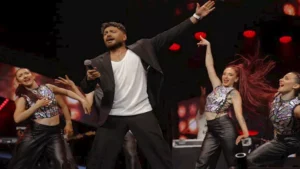 تامر حسني يرقص مع لاعبي منتخب مصر على أنغام أغانيه في ستاد القاهرة