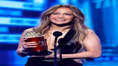 جينيفر لوبيز بفستان شفاف.. ومصممة أزياء يعلق