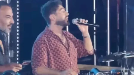 تامر حسني يغني "حلوة يا بلدي" ويرفع مع أحمد سعد علم مصر بحفل يلا ساحل