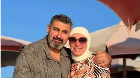 ياسر جلال يشارك متابعيه لحظات رومانسية مع زوجته على شاطئ المكس بالإسكندرية