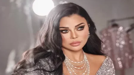 ظهور مفاجئ لـ هيفاء وهبي بفستان أبيض وطرحه والجمهور: أحلى عروسة"