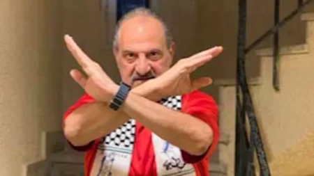 بقميص منتخب مصر ووشاح فلسطين.. خالد الصاوي يدعم حسام حسن بقميص منتخب مصر ووشاح فلسطين.. خالد الصاوي يدعم حسام حسن