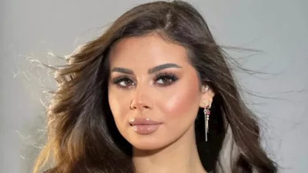 منة عرفة تتألق بفستان جريء في أحدث ظهور