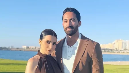 مي عز الدين وزوجها أحمد تيمور يخطفان الأنظار في أحد ظهور رومانسي