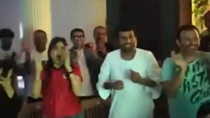 "حضن" من محمد سامي لـ مي عمر احتفالا بتأهل منتخب مصر لدور الـ16 في كأس العالم