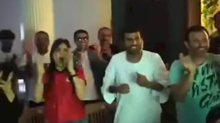 "حضن" من محمد سامي لـ مي عمر احتفالا بتأهل منتخب مصر لدور الـ16 في كأس العالم "حضن" من محمد سامي لـ مي عمر احتفالا بتأهل منتخب مصر لدور الـ16 في كأس العالم