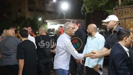 بالصور.. محمد محمود وسيد رجب في عزاء المنتج ياسر صبحي