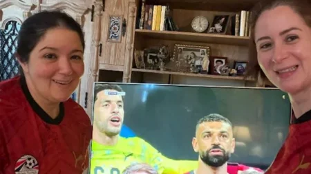 ظهور نادر سارة ومي نور الشريف خلال متابعة مباراة مصر والأرجنتين- صورة