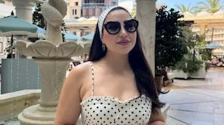 15 صورة- بوسي تخطف الأنظار بفستان جريء