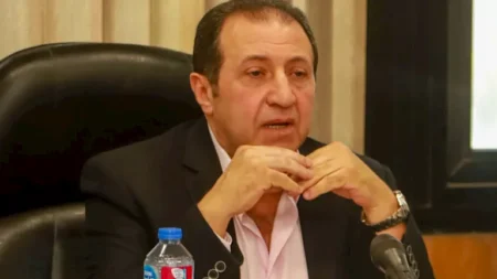 "الأداء العلني" من حق مين؟.. مستشار النقابات الفنية يوضح والغرفة ترد