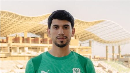 المصري يتعاقد مع محمد شكري لاعب الأهلي لأربعة مواسم