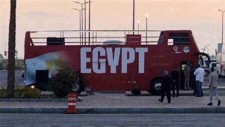 منتخب مصر يستقل حافلة مكشوفة لتحية الجماهير والاحتفال معهم