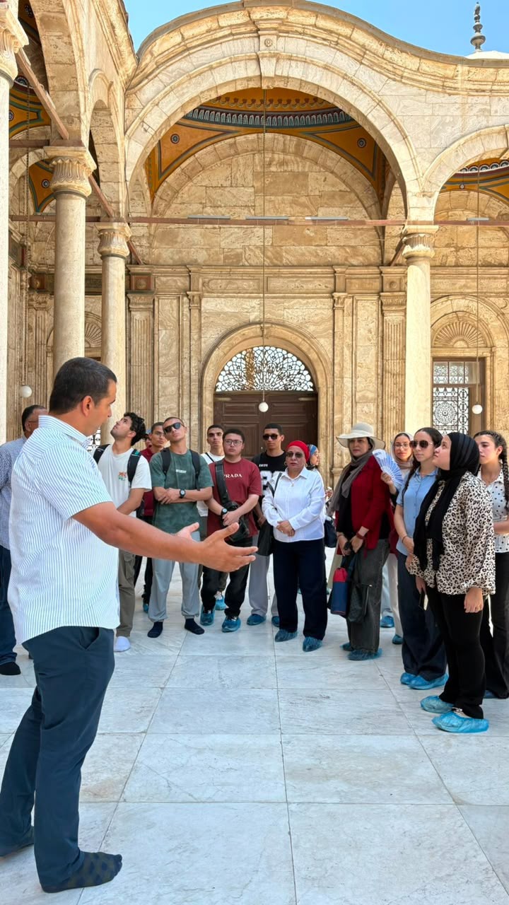 "اعرف بلدك".. جامعة القاهرة تنظم أولى جولاتها لطلاب الفرع الدولي والأهلية بقلعة صلاح الدين