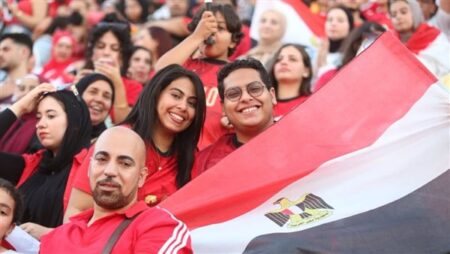 منتخب مصر يدخل أرض الاستاد والألعاب النارية تزين احتفالية 100 مليون شكرا منتخب مصر يدخل أرض الاستاد والألعاب النارية تزين احتفالية 100 مليون شكرا