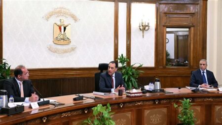 رئيس الوزراء يتابع مستجدات الموقف التنفيذي لمشروعات الطاقة الجديدة والمتجددة رئيس الوزراء يتابع مستجدات الموقف التنفيذي لمشروعات الطاقة الجديدة والمتجددة