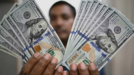 الدولار يواصل التراجع أمام الجنيه في البنوك المصرية ببداية تعاملات الأربعاء
