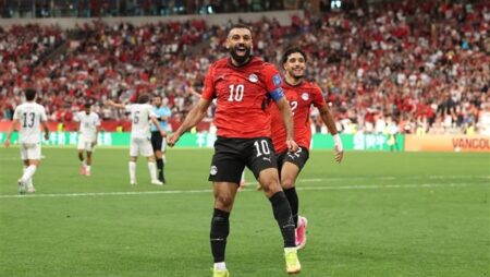 لاعب مصري خليفة محمد صلاح في ليفربول.. تعرف عليه