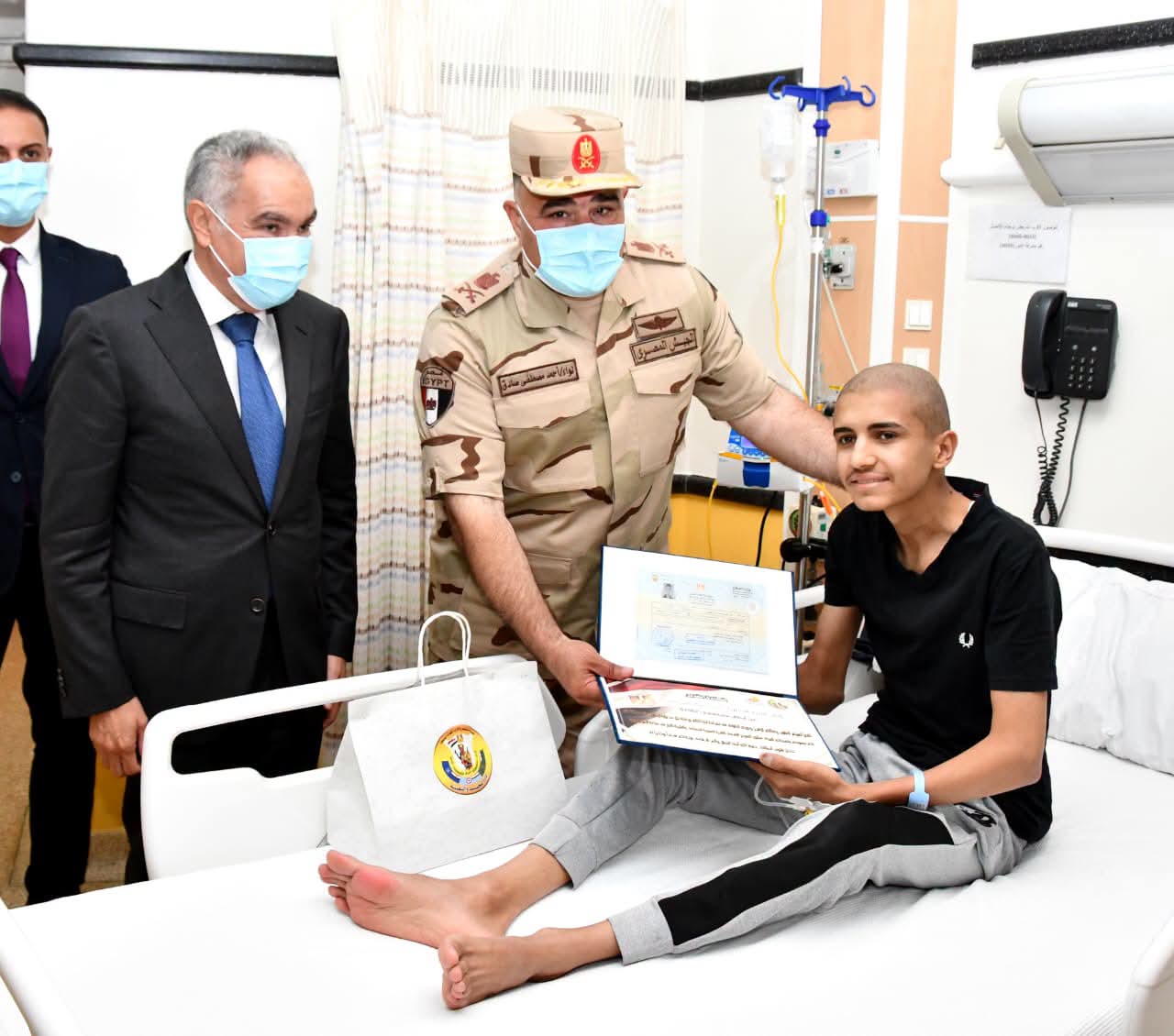 إدارة التجنيد والتعبئة تسلم شهادات الإعفاء من التجنيد لمرضى مستشفى سرطان 57357.. صور 5 إدارة التجنيد والتعبئة تسلم شهادات الإعفاء من التجنيد لمرضى مستشفى سرطان 57357.. صور