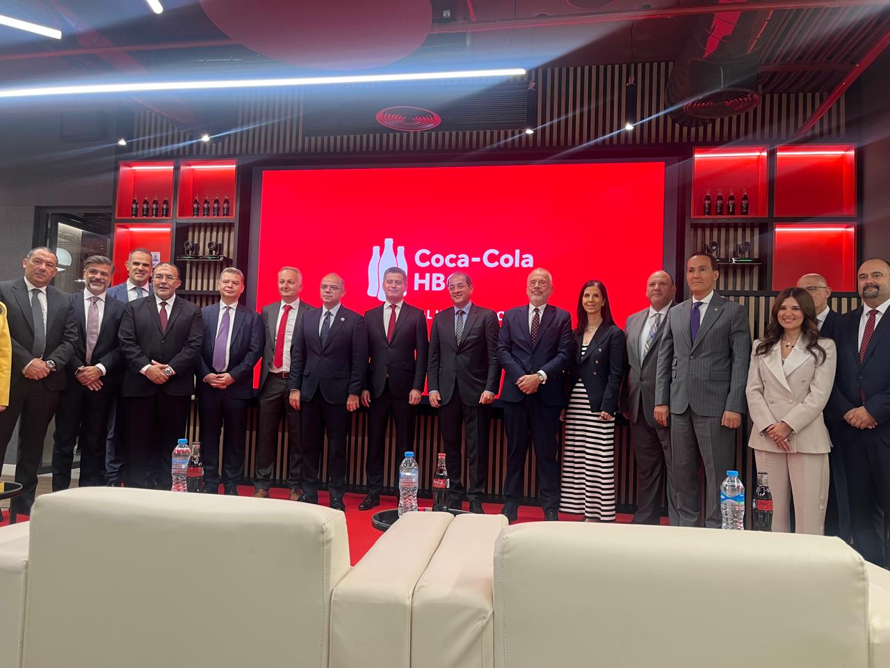 الاتصالات تفتتح مركز كوكاكولا HBC لتصدير خدمات التعهيد إلى 27 دولة 10 الاتصالات تفتتح مركز كوكاكولا HBC لتصدير خدمات التعهيد إلى 27 دولة