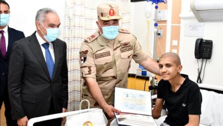 إدارة التجنيد والتعبئة تسلم شهادات الإعفاء من التجنيد لمرضى مستشفى سرطان 57357.. صور