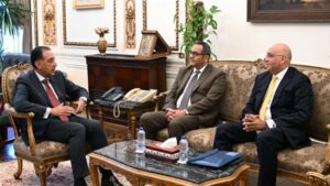 رئيس الوزراء يستقبل الرئيس التنفيذي الجديد لجهاز تنمية المشروعات المتوسطة والصغيرة ومتناهية الصغر.. صور
