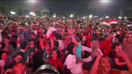 فرحة المصريين بتأهل منتخب مصر إلى دور الـ 16 بمركز شباب الجزيرة (فيديو) فرحة المصريين بتأهل منتخب مصر إلى دور الـ 16 بمركز شباب الجزيرة (فيديو)