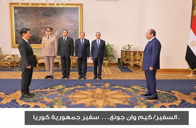 شاهد مراسم تسلم السيسي أوراق اعتماد 17 سفيرًا جديدًا لدى مصر 10 شاهد مراسم تسلم السيسي أوراق اعتماد 17 سفيرًا جديدًا لدى مصر
