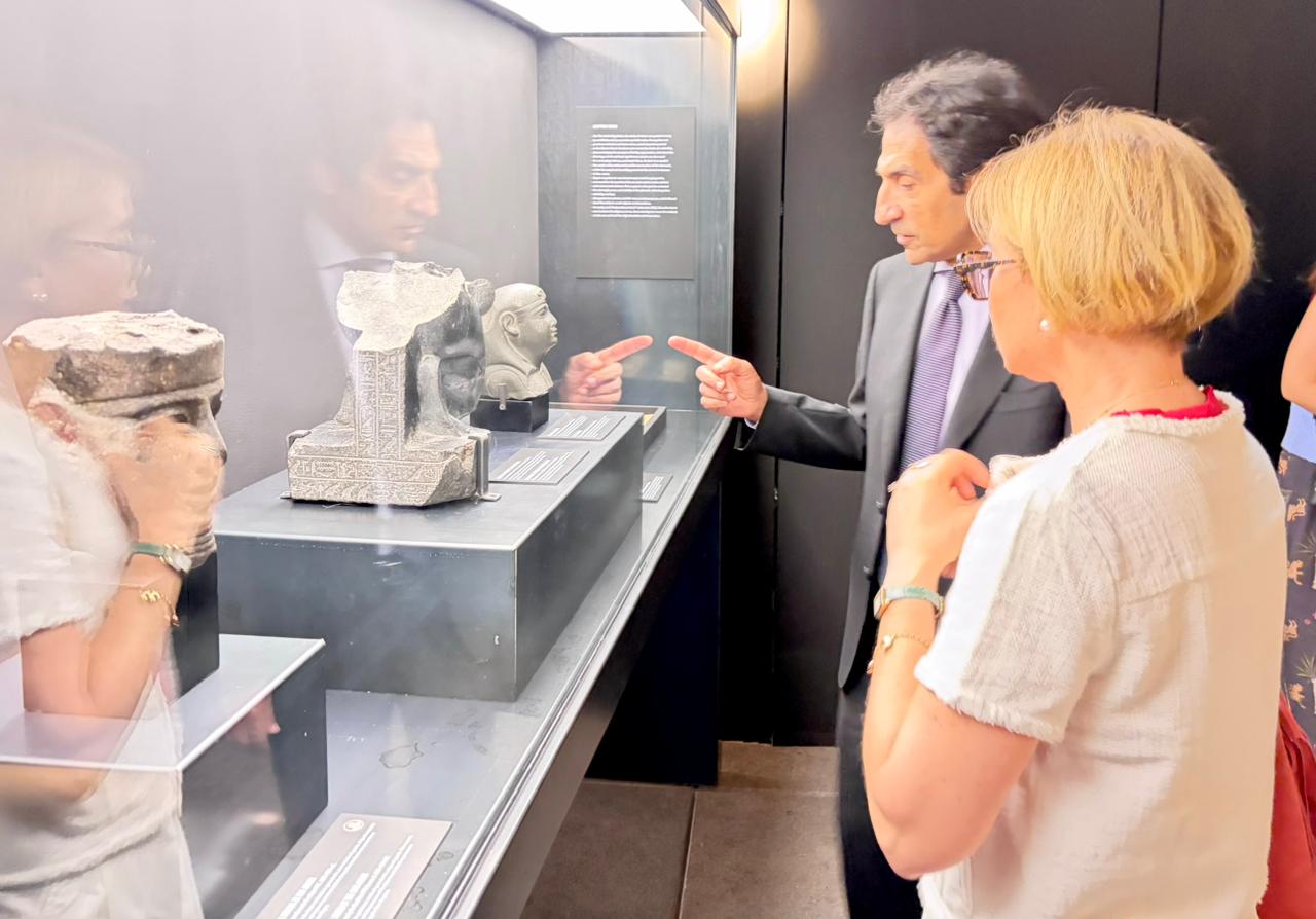 بسام راضي يفتتح معرض AEGYPTUS في روما لآثار الحضارة الرومانية فى الواحات البحرية بمصر.. صور