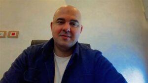 طبيب الإنسانية.. استشاري عظام يفتح أبواب عيادته للفقراء والأرامل والأيتام: "اكشف مجانًا وادفع وقت ما ربنا يرزقك"