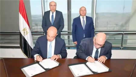 اتفاق بين «النقل» و«الطيران» لرفع كفاءة وصيانة طرق وممرات المطارات