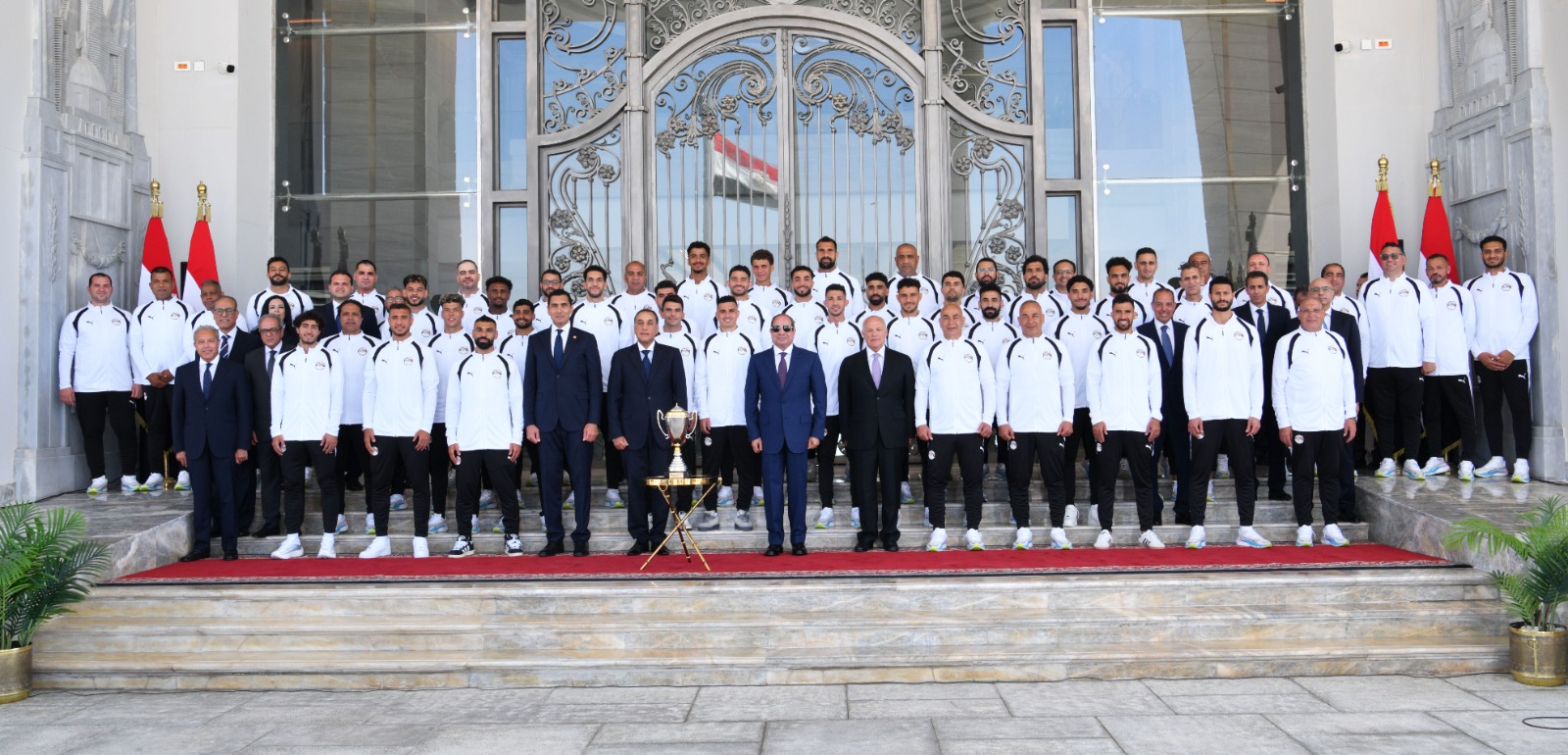 بالصور.. السيسي يمنح المنتخب الوطني وأعضاء الجهازين الفني والإداري كأس الفخر والاعتزاز