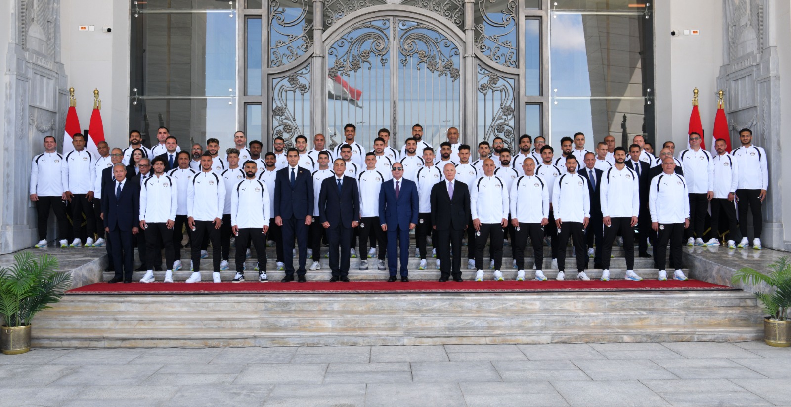 بالصور.. السيسي يمنح المنتخب الوطني وأعضاء الجهازين الفني والإداري كأس الفخر والاعتزاز