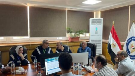"أنوبك" تطلق التيار الكهربائي بأول محطات مجمع إنتاج السولار بأسيوط تمهيدًا لتجارب التشغيل