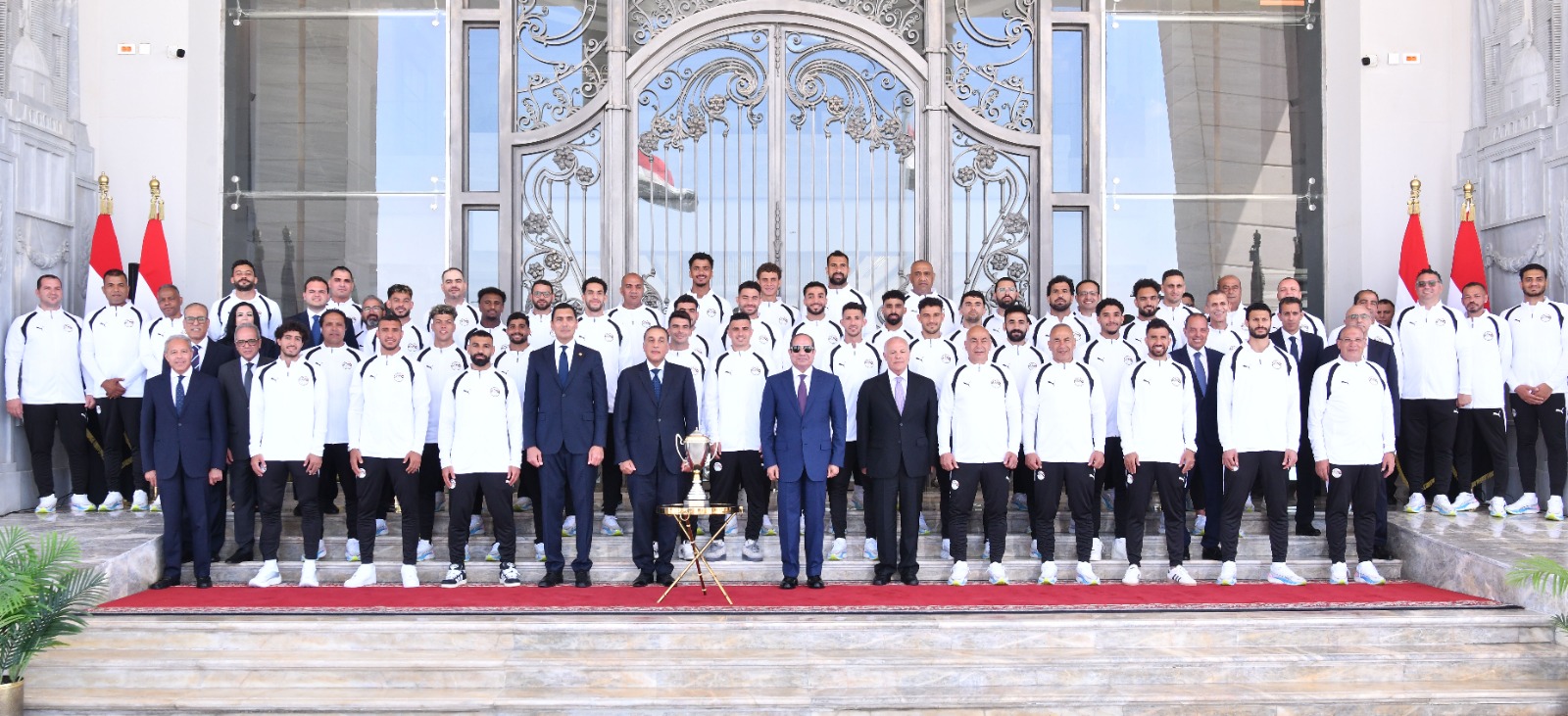 بالصور.. السيسي يمنح المنتخب الوطني وأعضاء الجهازين الفني والإداري كأس الفخر والاعتزاز