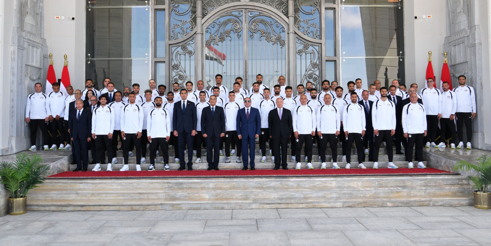 بالصور.. السيسي يمنح المنتخب الوطني وأعضاء الجهازين الفني والإداري كأس الفخر والاعتزاز